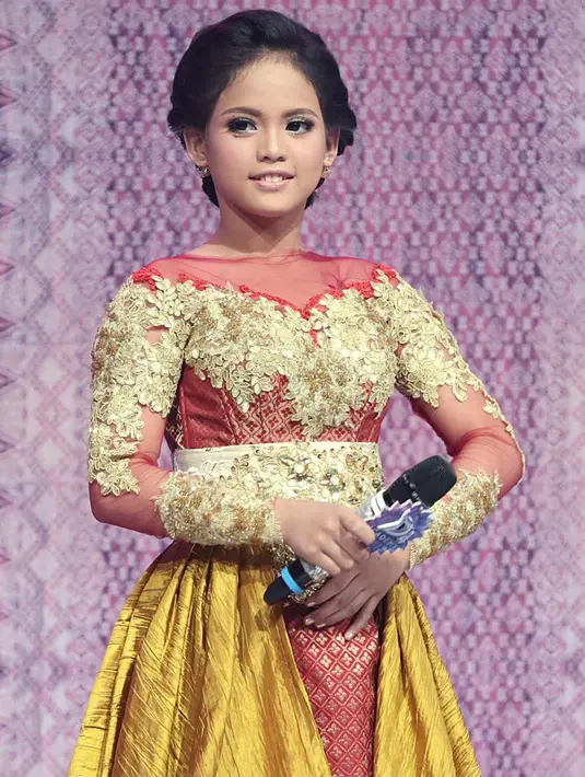 Di usianya yang masih belia, Putri dengan suara emasnya berhasil menuai pujian dari dewan juri. Inul Daratista, sebagai salah satu juri menyampaikan keberhasilan yang dilakukan Putri saat penampilannya tadi malam. (Deki Prayoga/Bintang.com)