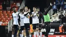 Para pemain Valencia merayakan kemenangan usai pertandingan melawan Cadiz pada perempat final Piala Raja atau Copa del Rey di stadion Mestalla di Valencia 3/2/2022). Valencia menang tipis atas Cadiz 2-1 dan melaju ke semifinal. (AFP/Jose Jordan)