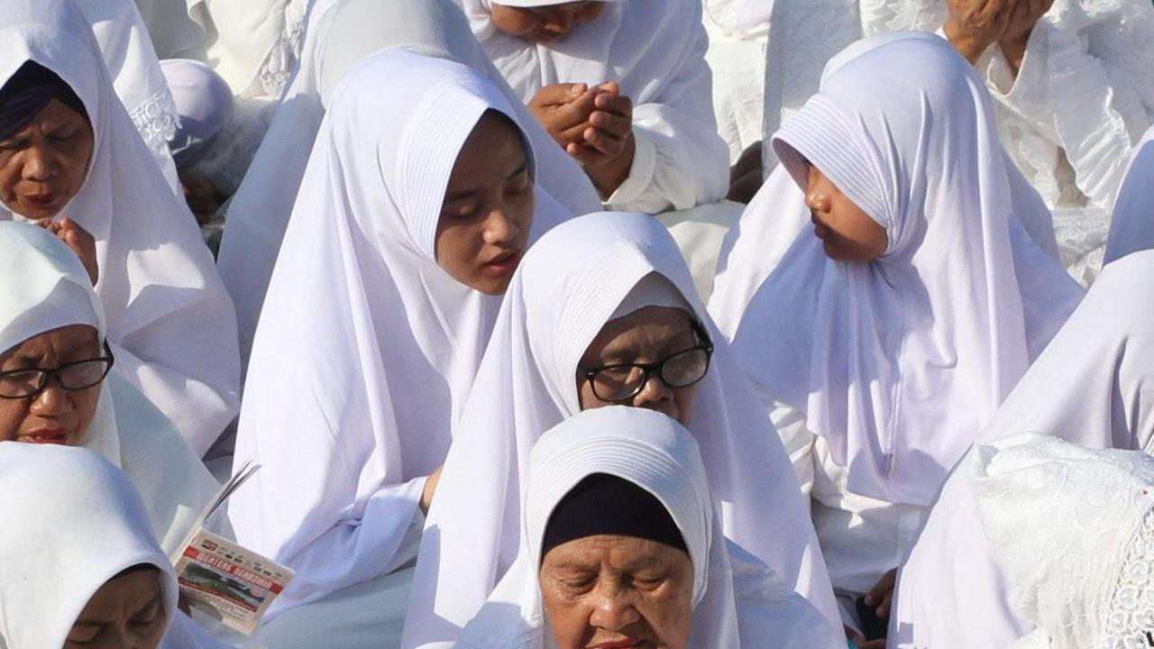 Usai membaca doa akhir tahun dan awal tahun pada waktu sore hari dan ba'da Maghrib, Selasa (18/7/2023) lalu, Tahun baru Islam yang jatuh pada Rabu (19/7/2023) ini disambut oleh warga Bogor yang ramai-ramai mendekatkan diri kepada Allah SWT dengan memperba