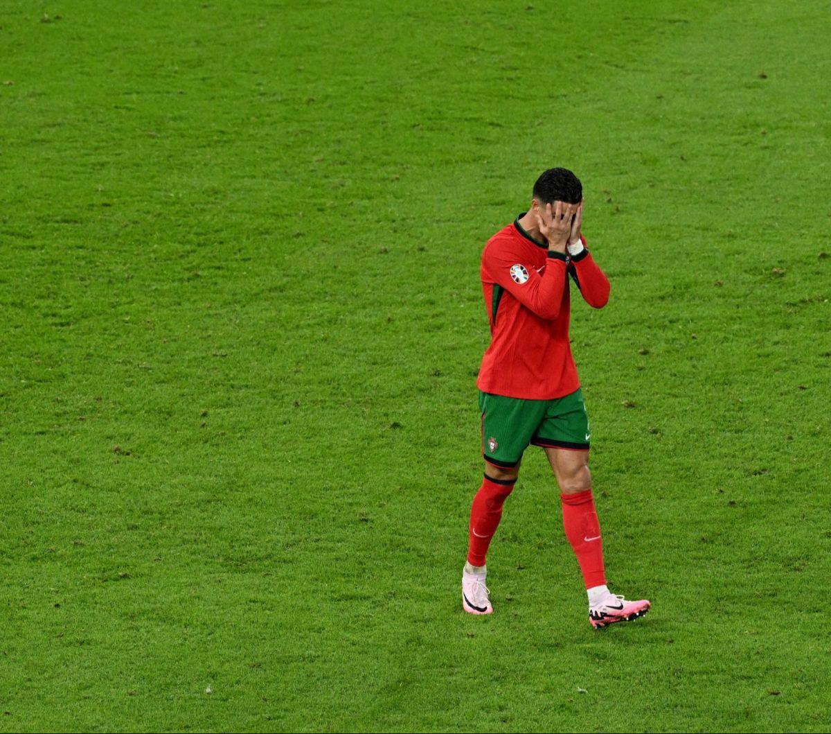 Ekspresi pemain Timnas Portugal, Cristiano Ronaldo seusai laga melawan Prancis dalam babak perempat final Euro 2024 di Stadion&nbsp;Hamburg Volksparkstadion, Hamburg, Jerman, Sabtu (6/7/2024) dini hari WIB. Portugal akhirnya harus tersingkir dari Euro 202
