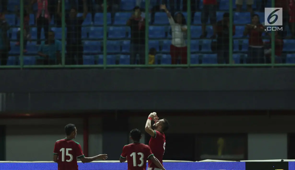 Penyerang Timnas Indonesia, Ilija Spasojevic (kanan) merayakan gol saat melawan Guyana, Brandon Beresford pada laga persahabatan di Stadion Patriot Candrabhaga, Bekasi, Sabtu (25/11). Indonesia unggul 2-1. (Liputan6.com/Helmi Fithriansyah)