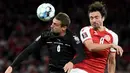 Pemain Austria Stefan Ilsanker (kiri) memperebutkan bola dengan pemain Denmark Thomas Delaney pada pertandingan Grup F kualifikasi Piala Dunia 2022 di Kopenhagen, Denmark, Selasa (12/10/2021). Denmark menang 1-0. (ROBERT JAEGER/APA/AFP)