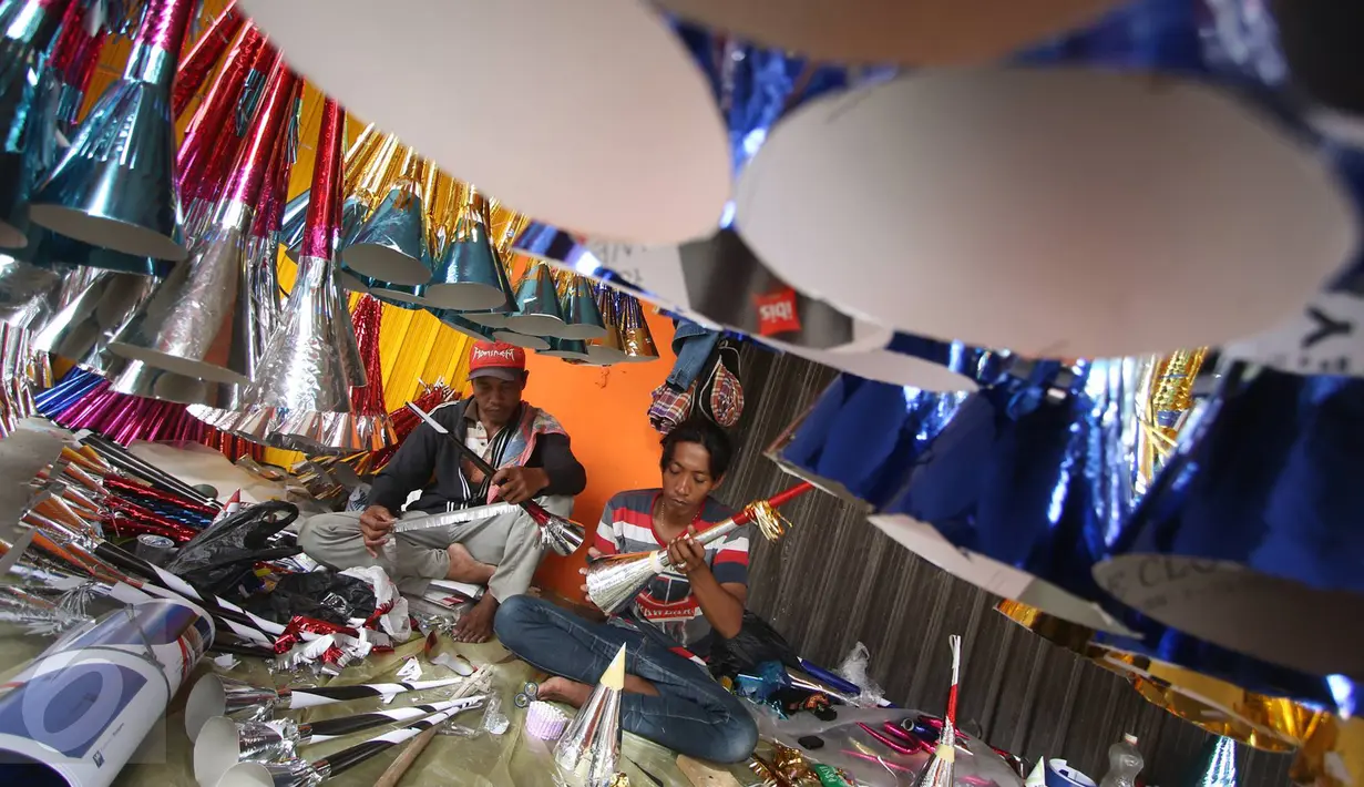 Pedagang menyelesaikan pembuatan terompet di kawasan Kota Tua, Jakarta. Selasa (27/12). Terompet tersebut dijual dengan harga bervariasi, mulai dari Rp3ribu hingga Rp15ribu, tergantung bentuk dan ukurannya. (Liputan6.com/Immanuel Antonius)