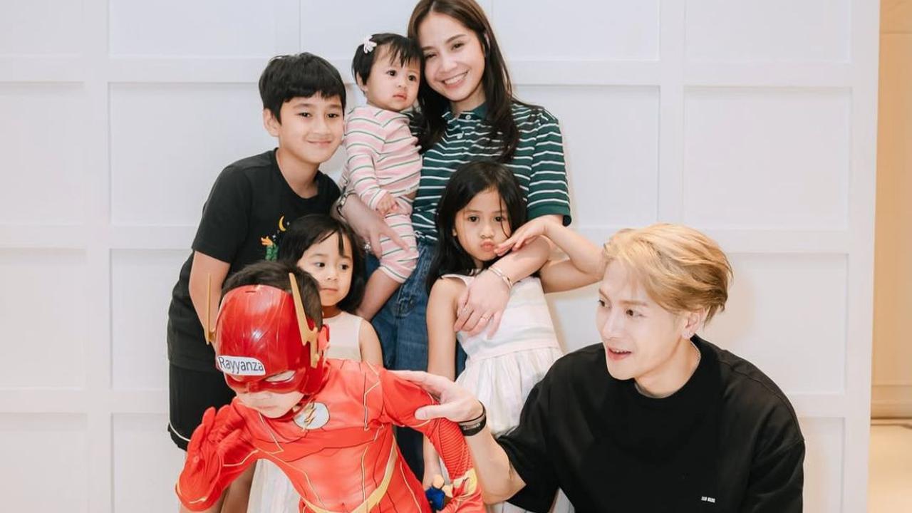 3 Potret Jackson Wang di Rumah Raffi Ahmad, Rayyanza Tampil Menggemaskan dengan Kostum Superhero