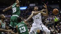 Aksi Giannis Antetokounmpo saat Bucks kalahkan Celtics di gim keenam play-off NBA (AP)