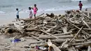 Pantai yang dikenal dengan pasir putihnya dan menjadi destinasi favorit wisatawan kini kehilangan pesonanya dan terlihat kumuh. (SONNY TUMBELAKA/AFP)