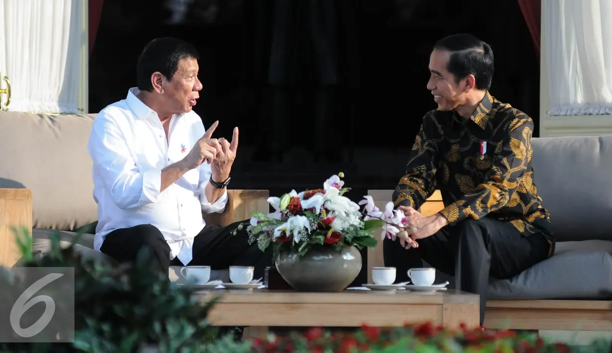 Sebelum melangsungkan pertemuan kenegaraan ini, Duterte telah lebih dulu menyapa komunitas Filipina di Indonesia, berkunjung ke TMP Kalibata dan blusukan ke Pasar Tanah Abang ditemani Jokowi, Jakarta, Jumat (9/9). (Liputan6.com/ Faizal Fanani)