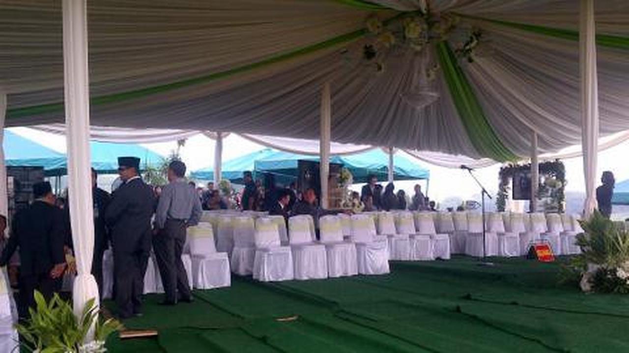 Menkes Endang dimakamkan di blok Heroes Plaza