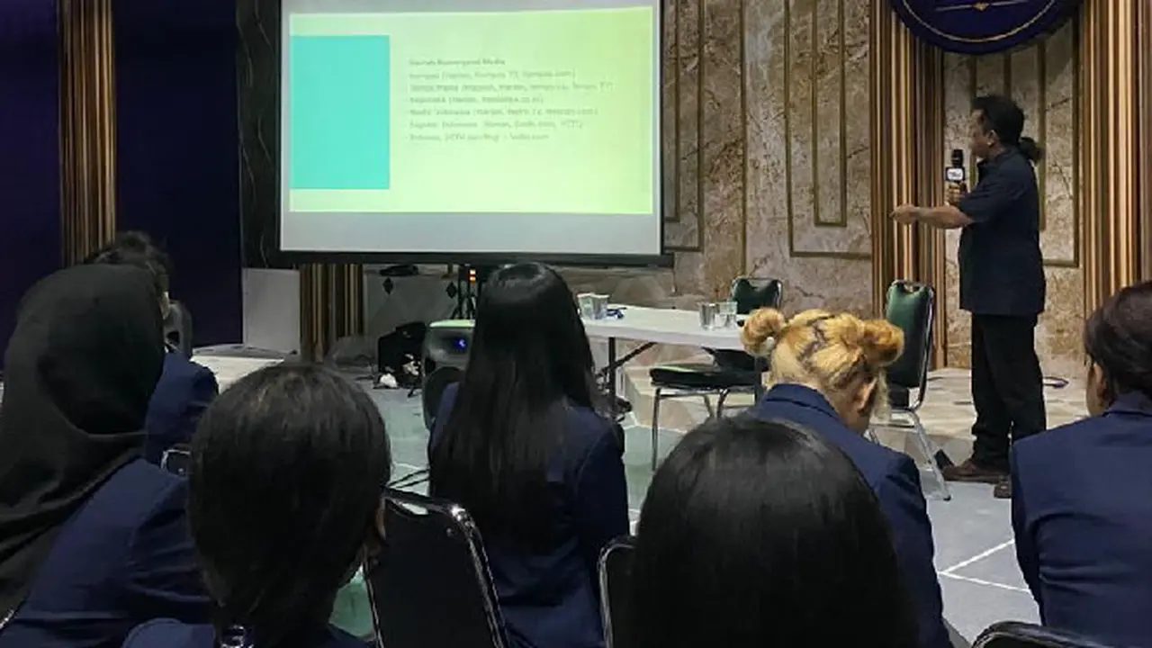 Dosen ATVI Friska Artinus berbicara di hadapan mahasiswa President University, yang berkunjung ke Kampus ATVI, Jakarta, Selasa, 2 Mei 2023. Dok: ATVI