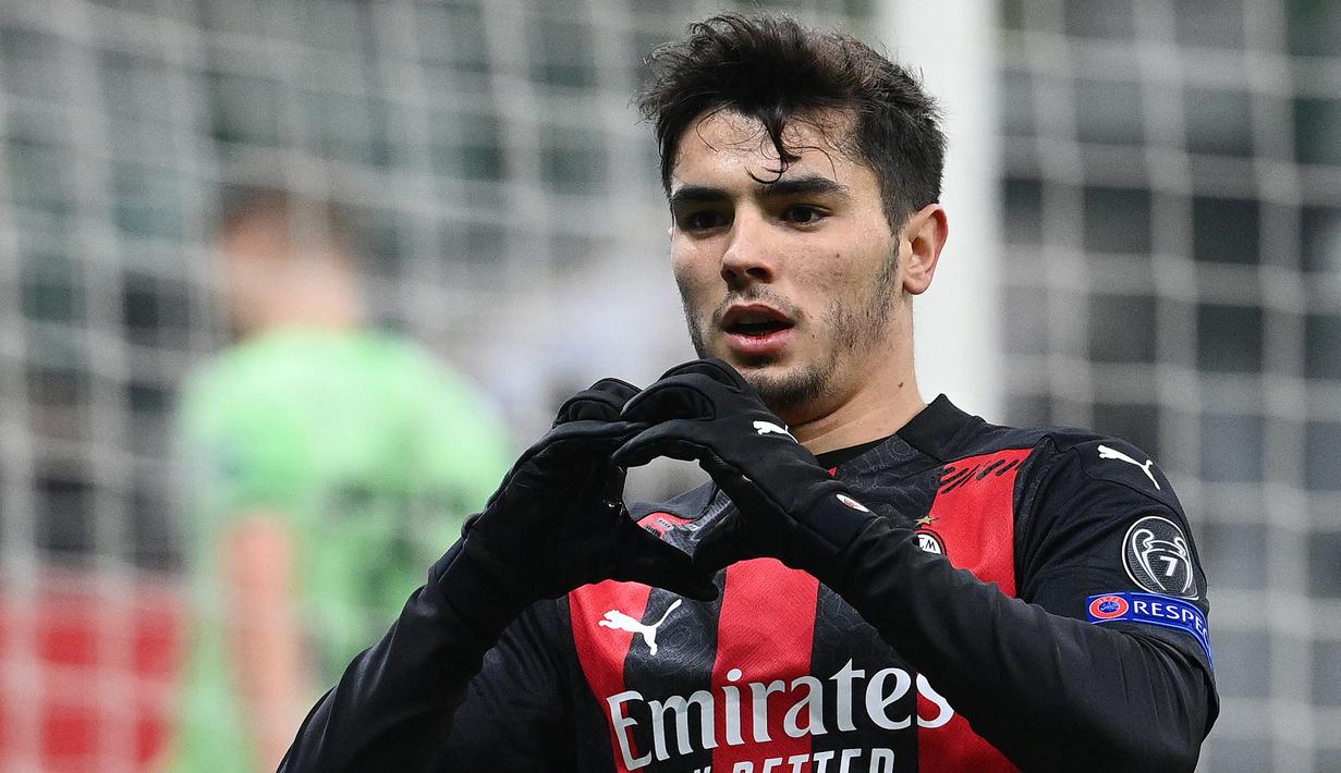 Gelandang AC Milan, Brahim Diaz, melakukan selebrasi usai mencetak gol ke gawang Celtic pada laga lanjutan Liga Europa di Stadion San Siro, Jumat (4/12/2020) dini hari WIB. AC Milan menang 4-2 atas Celtic. (AFP/Vincenzo Pinto)
