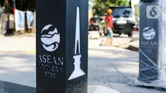Proyek revitalisasi trotoar di kawasan Blok M, Jakarta Selatan, Selasa (1/8/2023). Pemerintah Provinsi DKI Jakarta melalui Dinas Bina Marga melakukan pemeliharaan dan revitalisasi infrastruktur kota menjelang Konferensi Tingkat Tinggi (KTT) ke-43 ASEAN pada 5-7 September 2023. (Liputan6.com/Herman Zakharia)