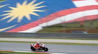 Pembalap Ducati Team, Andrea Dovizioso memacu motornya selama balapan MotoGP Malaysia di sirkuit Sepang, Minggu (29/10). Andrea Dovizioso memenangi balapan MotoGP Malaysia mengalahkan pembalap Repsol Horda Marc Marquez. (AP/Vincent Thian)