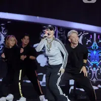 Aksi Agnez Mo menjadi artis pembuka di atas panggung Konser Raya 28 Tahun INDOSIAR LUA28IASA di Studio 6 Emtek City, Jakarta, Rabu (10/1/2023). Lagu Indah, disusul lagu Ini Gila Ini Cinta, Bilang Saja, dan Tak Ada Logika mampu membawa penonton larut dalam nostalgia. (Fimela.com/Bambang E. Ros)