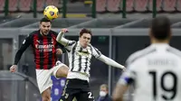 Pemain AC Milan Theo Hernandez berebut bola bola dengan Federico Chiesa dari Juventus pada laga Liga Italia di stadion San Siro, di Milan, Italia, Rabu, 6 Januari 2021. (AP Photo / Antonio Calanni)