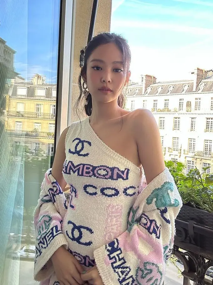 Potret Jennie BLACKPINK Tampil Memukau di Paris Fashion Week, Duduk Sebelahan dengan Kristen Stewart