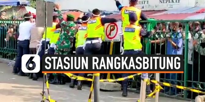 VIDEO: Aksi Dorong Calon Penumpang di Stasiun Rangkasbitung