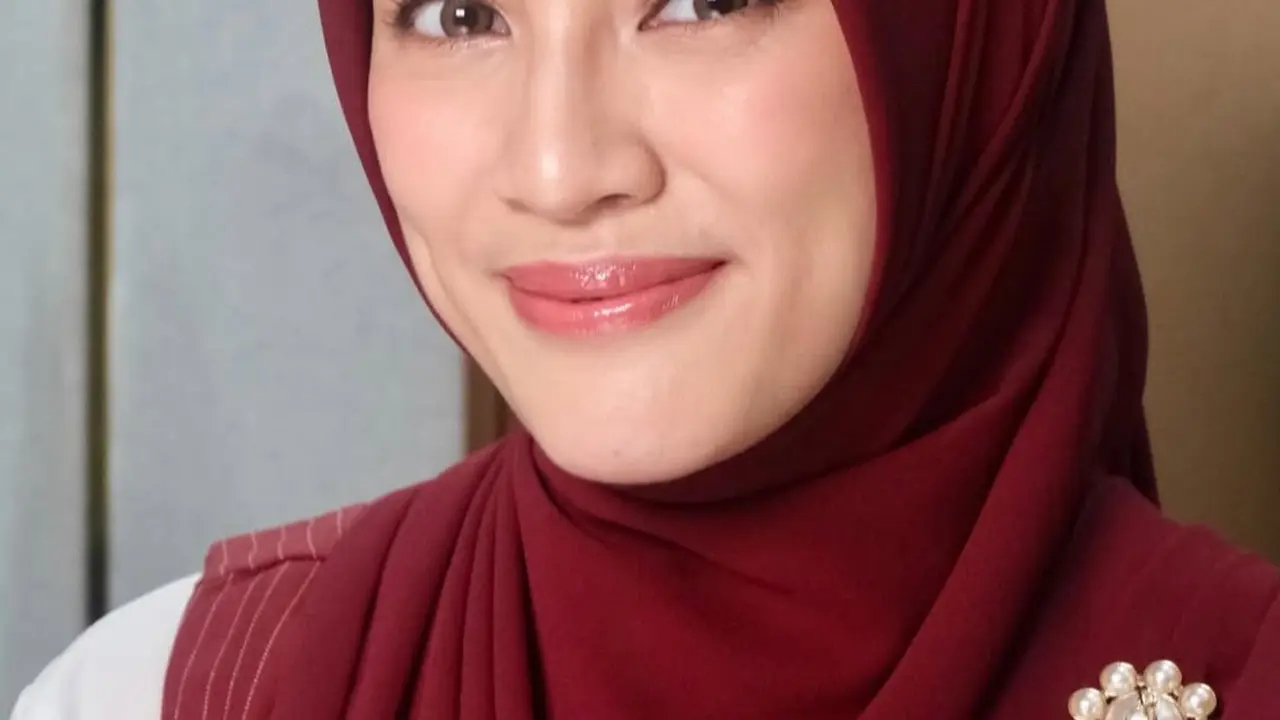 Alyssa Soebandono dengan Makeup Flawless dengan blushon pink. [@nooibeuty]