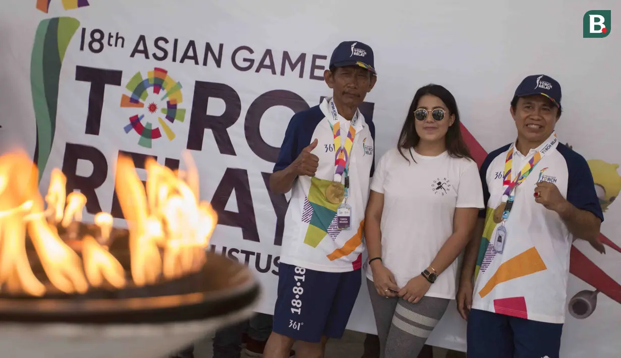 Legenda olahraga Indonesia, Ellyas Pical dan Sutiyono, saat pawai obor Asian Games 2018 di Bogor, Jawa Barat, Selasa (14/8/2018). Api obor yang datang dari Cianjur itu langsung diarak mengelilingi jalanan protokol Kota Bogor. (Bola.com/Reza Bachtiar)