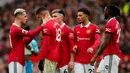Pemain Manchester United Casemiro (kedua kiri) dihibur oleh rekan satu timnya setelah mendapat kartu merah oleh wasit Anthony Taylor saat melawan Southampton pada pertandingan sepak bola Liga Inggris di Stadion Old Trafford, Manchester, Inggris, 12 Maret 2023. Pertandingan berakhir imbang dengan skor 0-0. (AP Photo/Jon Super)