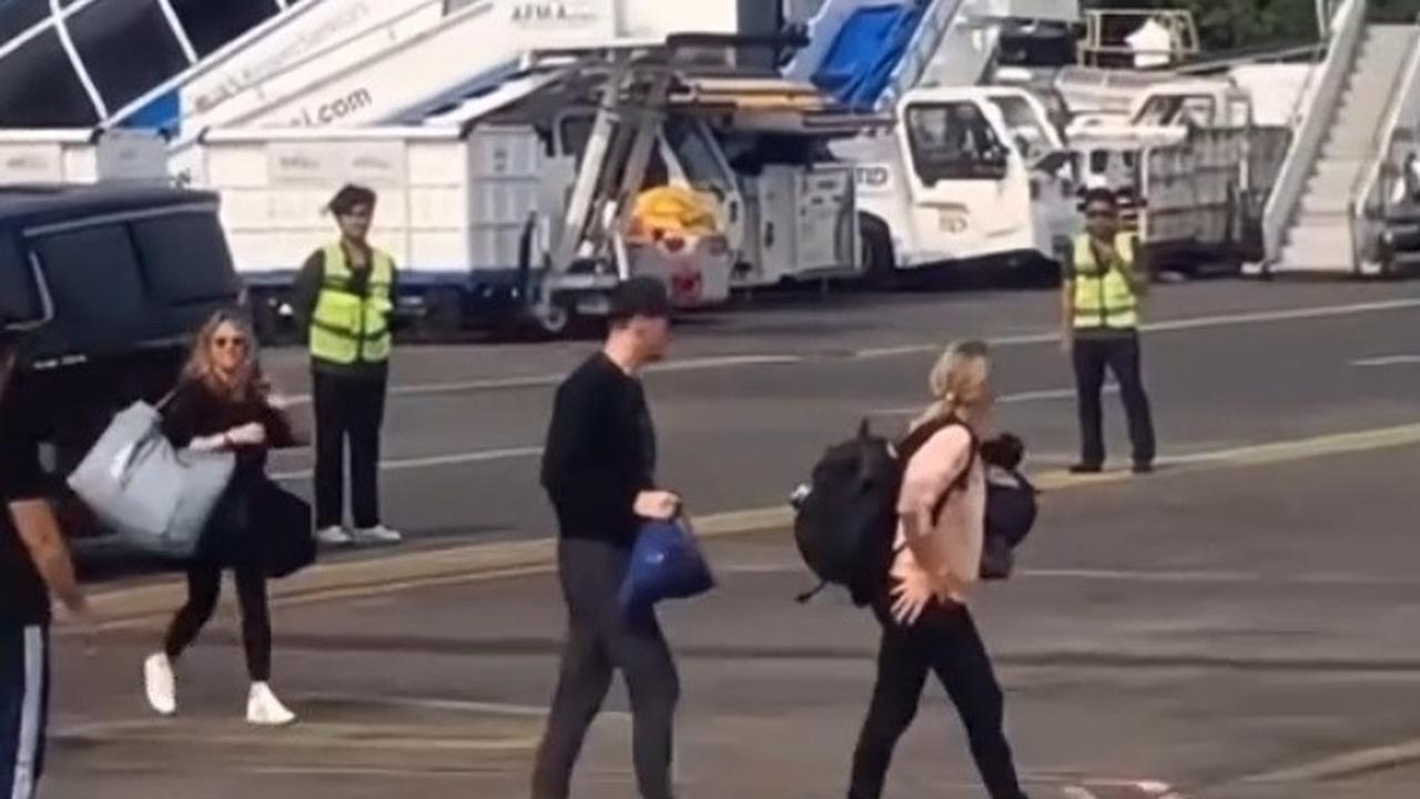 Berikut Potret Detik-Detik Chris Martin Tinggalkan Indonesia, Cium Tanah di Bandara