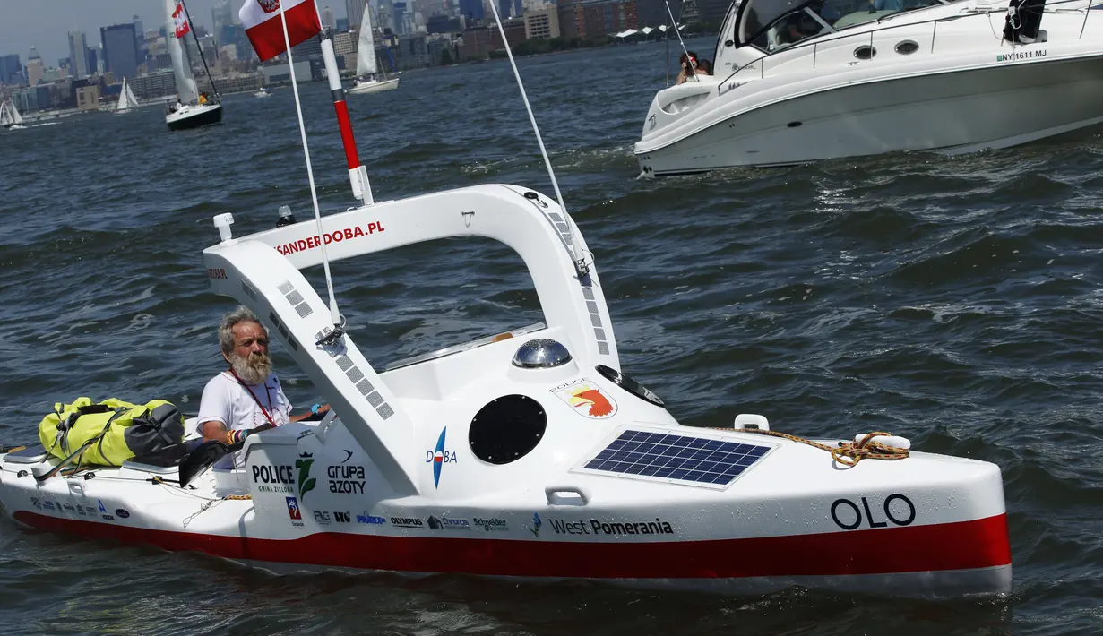 Aleksander Doba ingin memecahkan rekor dunia sebagai orang yang melintasi negara dengan kayak, New York, Minggu (29/5). Rencananya ia akan mendayaung kayak dari New York ke Lisbon, Portugal. (AFP Photo/Eduardo Munoz)