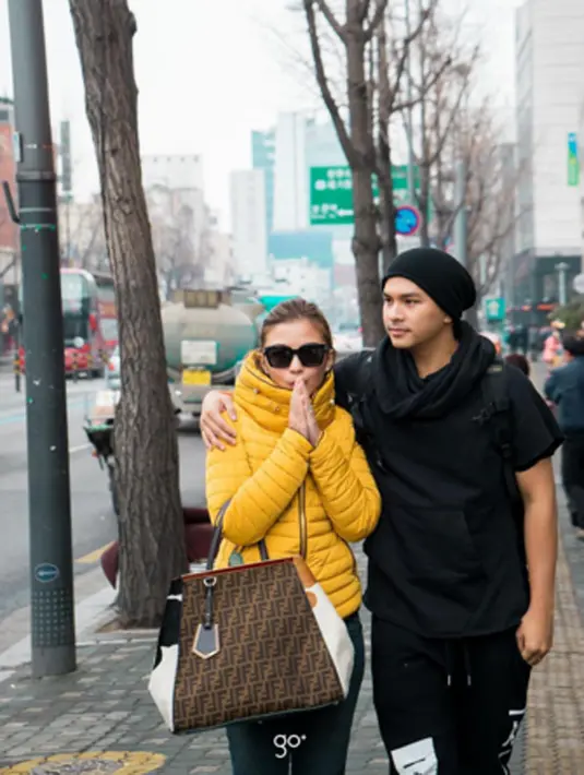 Romantis, kata yang tepat untuk menggambarkan Chelsea Olivia dan Glenn Alinskie. Bagaimana tidak, sang suami dengan manis merangkul istrinya yang sedang kedinginan, meski dingin mereka tampak menikmati momen berdua. (via instagram/@glennalinskie)