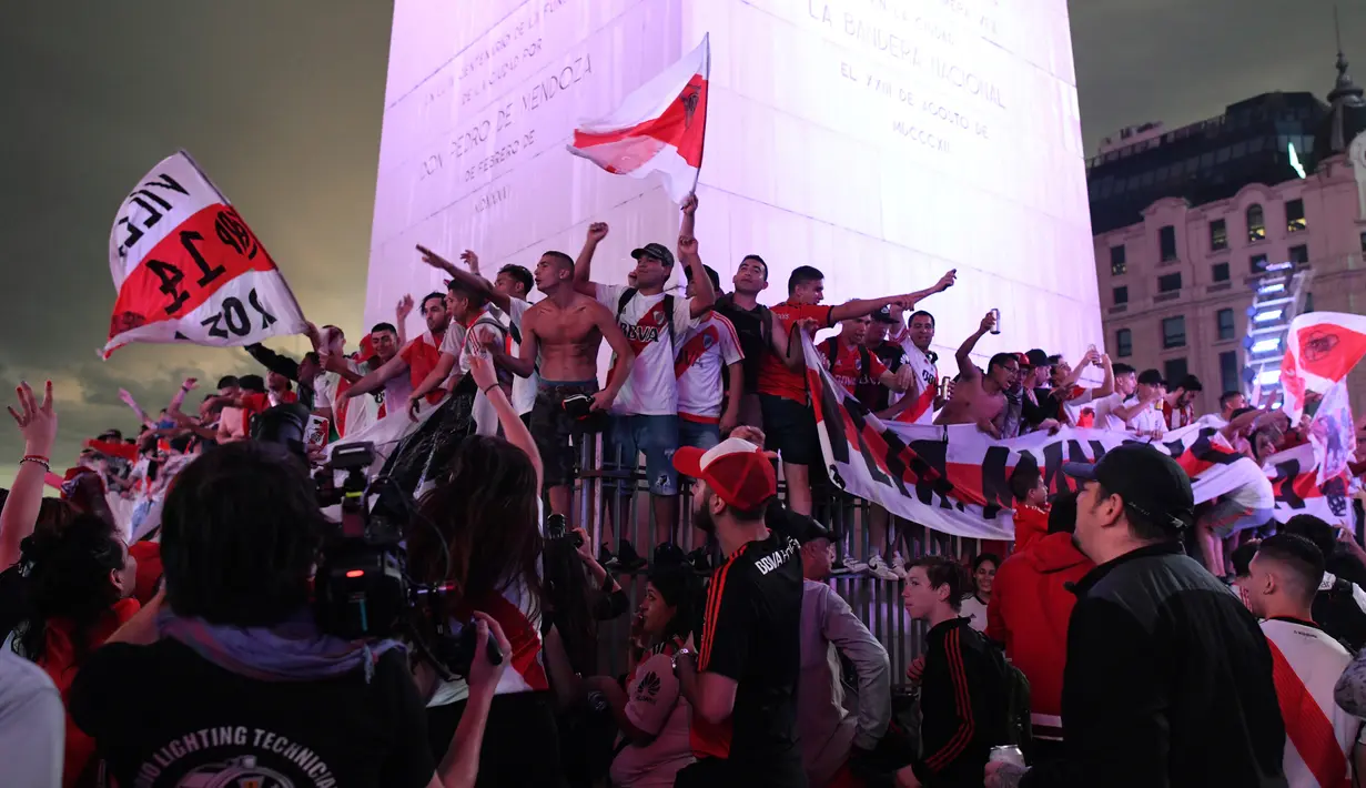 Euforia Suporter River Plate saat merayakan gelar juara Copa Libertadores di Obelisk, Buenos Aires, Argentina, Minggu (9/12). River Plate merebut gelar juara Copa Libertadores usai menaklukkan Boca Juniors dengan skor 3-1. (AP Photo/Gustavo Garello)