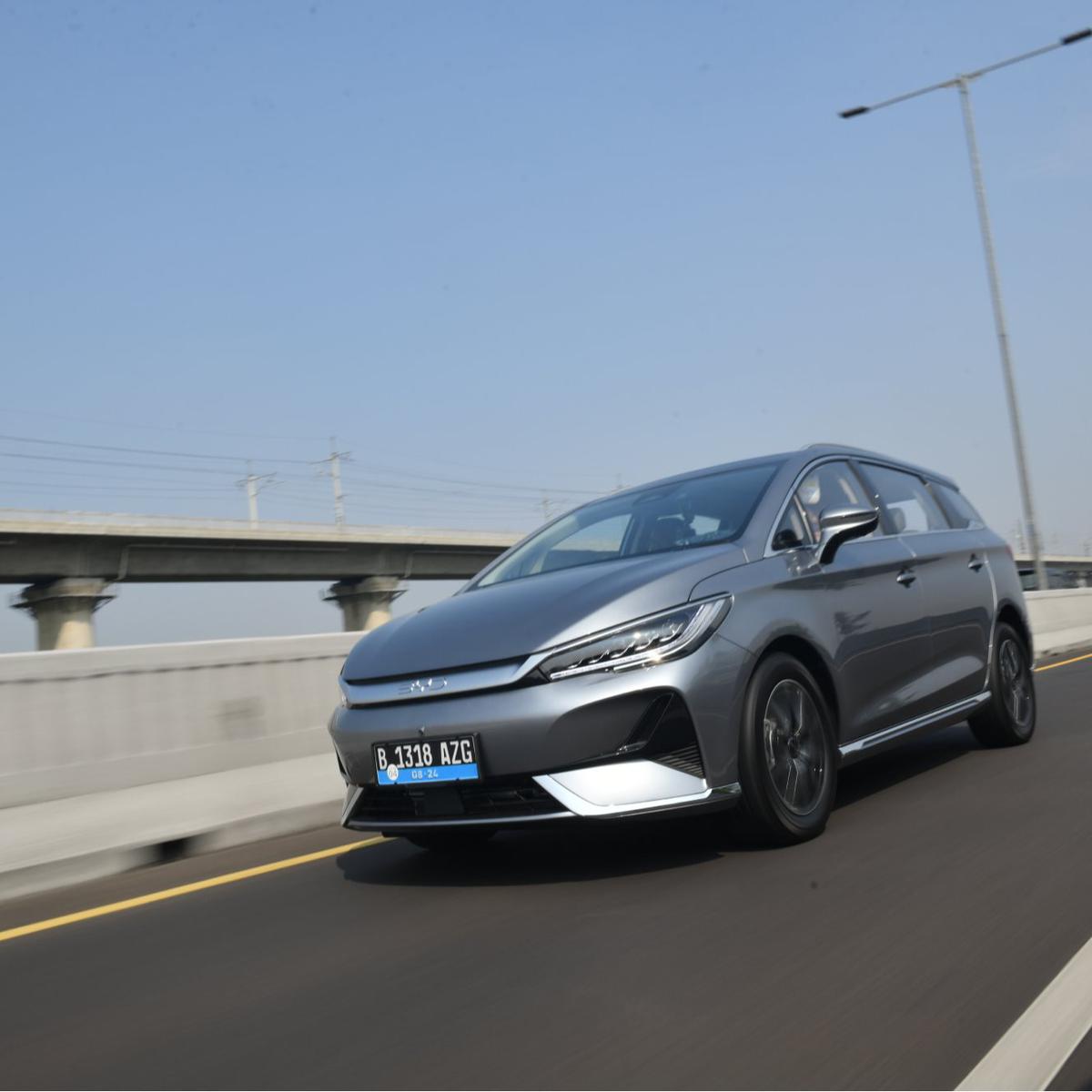 BYD M6