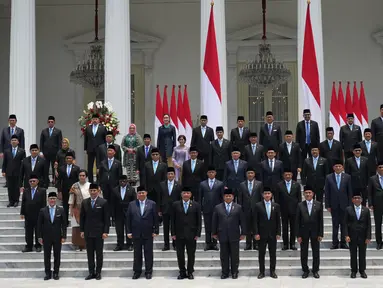 Presiden Republik Indonesia, Prabowo Subianto (tengah depan) bersama dan Wakil Presiden Gibran Rakabuming Raka berfoto bersama dengan para menteri Kabinet Merah Putih yang baru saja dilantik di Istana Merdeka, Jakarta, Senin 21 Oktober 2024. (AP Photo/Achmad Ibrahim)