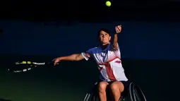 Petenis kursi roda dari Inggis, Cornelia Oosthuizen memukul bola dalam pertandingan awal tenis kursi roda Invictus Games 2017 di Nathan Phillips Square. Toronto, (24/09) (Harry How / Getty Images / AFP)