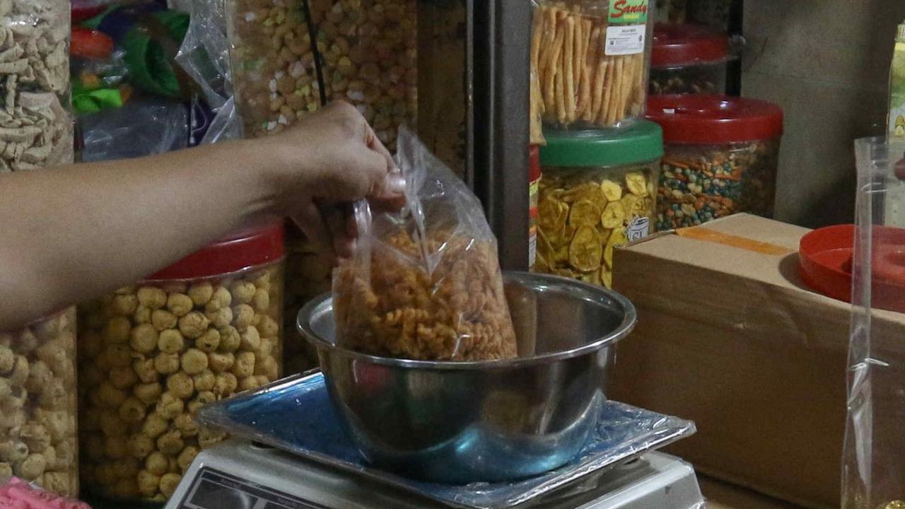 Penjualan kue kering pun mengalami peningkatan. Liputan6.com/Herman Zakharia