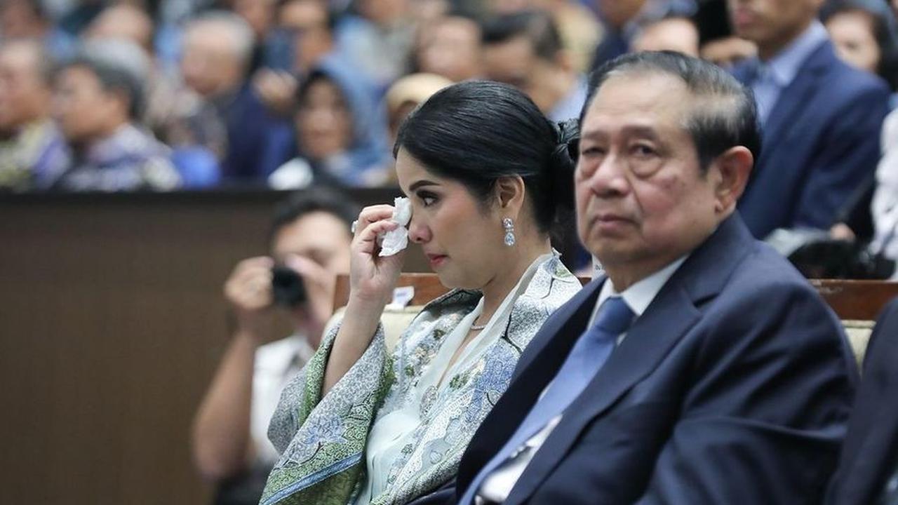 Annisa tampak begitu bangga dan bahagia mendampingi AHY di hari istimewanya, hingga air mata haru mengalir di pipinya.<br><br>