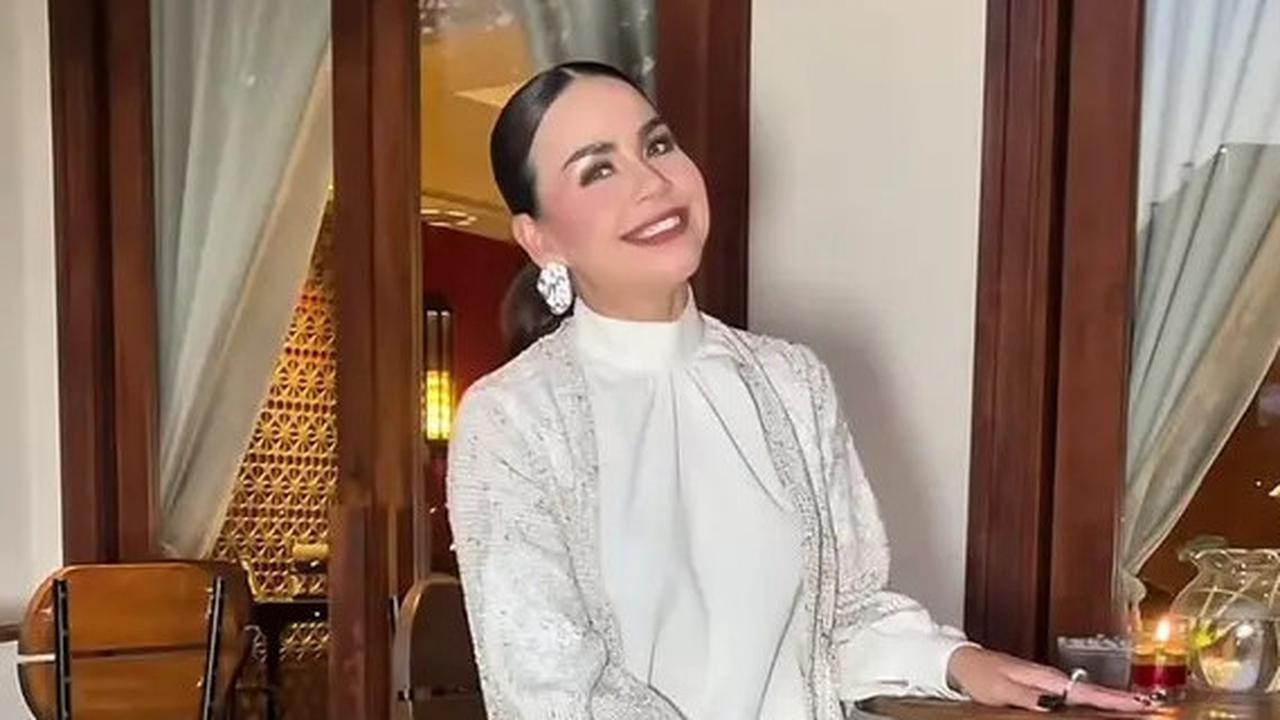 Ikut Kecipratan Berkah Ramdan, 7 Potret Cantik Melaney Ricardo  Jadi MC Buka Puasa Bersama: Tampil Menawan dengan Outfit Serba Putih
