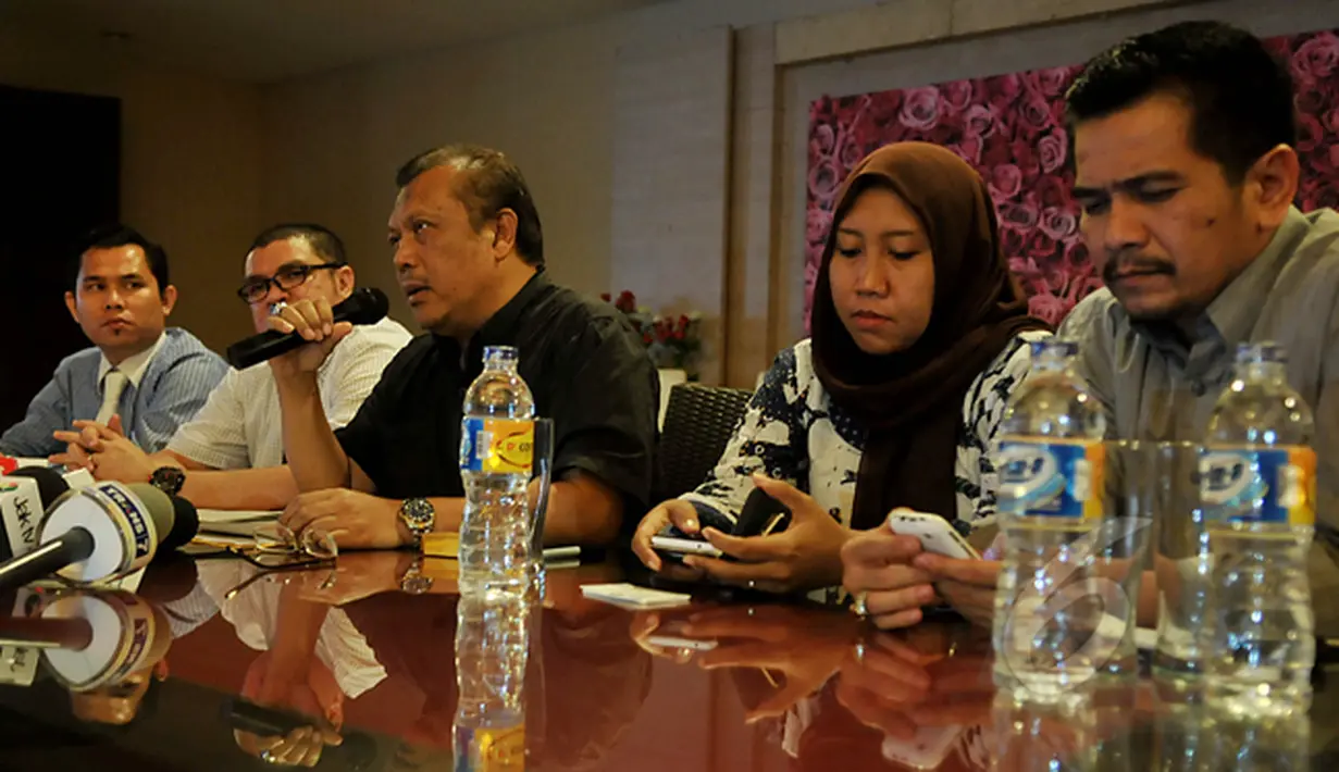 Kuasa Hukum Sutan Bhatoegana, Eggy Sujana (tengah) dalam jumpa pers terkait pengajuan Praperadilan terhadap KPK, Jakarta, Kamis (26/2/2015). Sutan memastikan akan mengajukan gugatan praperadilan terkait penetapan tersangkanya. (Liputan6.com/Johan Tallo)