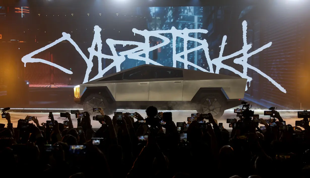 Tesla Cybertruck diperkenalkan di studio desain Tesla di Hawthorne, California (21/11/2019). Jarak yang ditempuh Truk Pikap ini bisa mencapai 450 km dalam kondisi daya penuh. (AP Photo/Ringo H.W. Chiu)