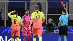 Wasit asal Belarusia Aleksei Kulbakov (kanan) memberikan kartu merah kepada kiper Manchester City Claudio Bravo selama pertandingan melawan Atalanta pada Grup C Liga Champions di stadion San Siro, Milan, Italia (6/11/2019). City bermain imbang 1-1 atas Atalanta. (AFP Photo/Marco Bertorello)