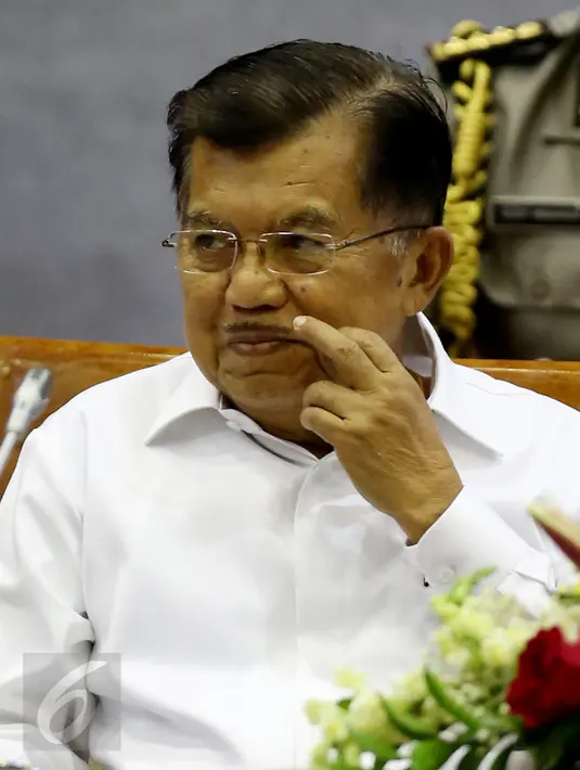 Ketum PMI, Jusuf Kalla saat mengikuti Rapat Dengar Pendapat Umum (RDPU) dengan Komisi IX DPR RI di Jakarta, Rabu (8/2). Rapat tersebut DPR Khusunya Komisi IX meminta pendapat Ketua Umum PMI mengenai RUU Kepalangmerahan. (Liputan6.com/Johan Tallo)