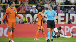 Dia mempertanyakan keputusan wasit yang kontroversial dalam laga tersebut.  (AP Photo/Martin Meissner)