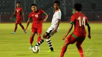 Gelandang Timnas Indonesia, Ahmad Bustomi (kedua dari kiri) berusaha menembus pertahanan Timor Leste dalam laga persahabatan di Stadion GBK Jakarta, Selasa (11/11/2014).Indonesia unggul 4-0 atas Timor Leste. (Liputan6.com/Helmi Fithriansyah)