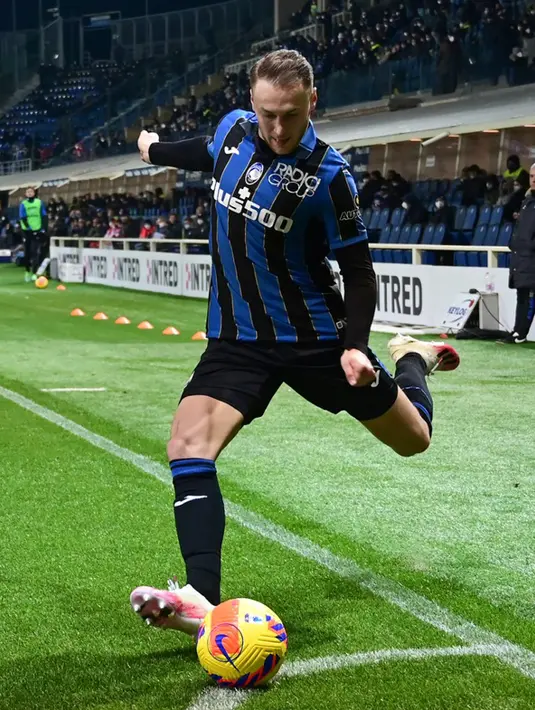 Pemain Atalanta Teun Koopmeiners melakukan tendangan sudut saat melawan Sampdoria pada pertandingan sepak bola Serie A Liga Italia di Stadion Azzuri d'Italia, Bergamo, Italia, 28 Februari 2022. Atalanta menang 4-0. (MIGUEL MEDINA/AFP)