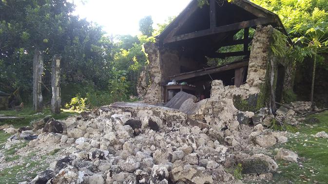 Sebuah rumah rusak setelah gempa kembar berkekuatan magnitudo 5,4 dan 5,9 di Itbayat on Pulau Batanes, Filipina (27/7/2019). Tidak ada peringatan tsunami yang dikeluarkan dalam kejadian gempa kembar tersebut. (Agnes Salengua Nico via AP)