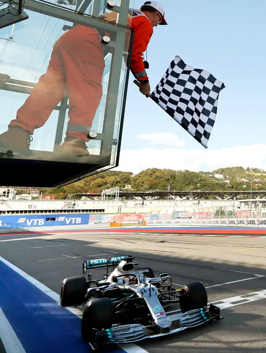 Pembalap Mercedes Lewis Hamilton melintasi garis finis pada gelaran F1 GP Rusia di Sochi Autodrom, Sochi, Minggu (29/9/2019). Hamilton menjadi juara dan mengakhiri rentetan kemenangan Ferrari dalam tiga balapan F1 sebelumnya. (Photo,Yuri Kachetkov/EPA Pool Via AP)