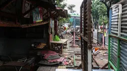 Petugas membongkar ruko di Pasar Burung Barito, Kebayoran Baru, Jakarta Selatan, Jakarta, Selasa (10/5/2022). Pemerintah Kota Jakarta Selatan membongkar sejumlah ruko di Pasar Burung Barito untuk direnovasi. (Liputan6.com/Johan Tallo)