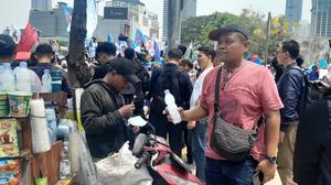 Mengejar Rezeki di Tengah Riuh Aksi Hari Buruh