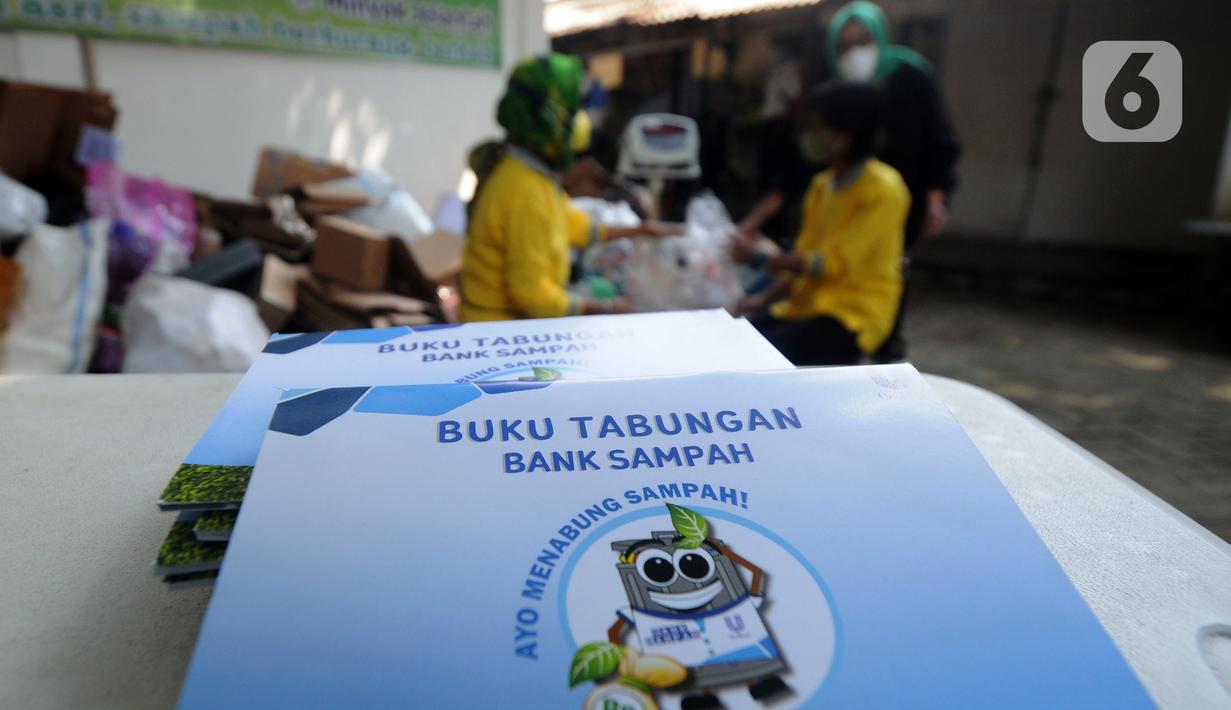 Buku Tabungan Bank Sampah warga di salah satu perumahan elite di kawasan Lebak Bulus, Jakarta Selatan, Selasa (21/9/2021). Kegiatan ini sebagai sarana pemanfaatan sampah daur ulang yang dapat menambah pemasukan keuangan keluarga. (merdeka.com/Arie Basuki)
