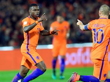 Pemain Belanda, Quincy Promes merayakan golnya bersama Wesley Sneijder saat melawan Belarus pada kualifikasi Piala Dunia 2018 di Stadion De Kuip, Rotterdam, Sabtu (08/10/2016) dini hari WIB. (REUTERS/United Photos/Toussaint Kluiters)