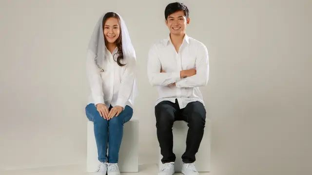 perempuan dan pasangan tampak serasi bersama