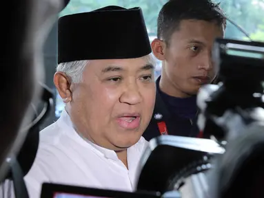 Ketua Pengurus Pusat Muhammadiyah Din Syamsuddin mendatangi Gedung KPK, Jakarta, Kamis (25/6/2015). Kedatangannya untuk menolak rencana DPR melakukan revisi Undang-Undang Nomor 30 Tahun 2002 tentang KPK. (Liputan6.com/Helmi Afandi)