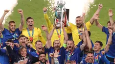 Lima pemain Timnas Italia yang berhasil meraih trofi Euro 2020 masuk nominasi penerima Ballon d'Or 2021. Bagaimanakah peluang mereka? Apakah Ballon d'Or 2021 akan sukses diraih? Atau nasib mereka serupa dengan 5 pemain berikut yang gagal meski menjuarai Euro? (AFP/Pool/Catherine Ivill)