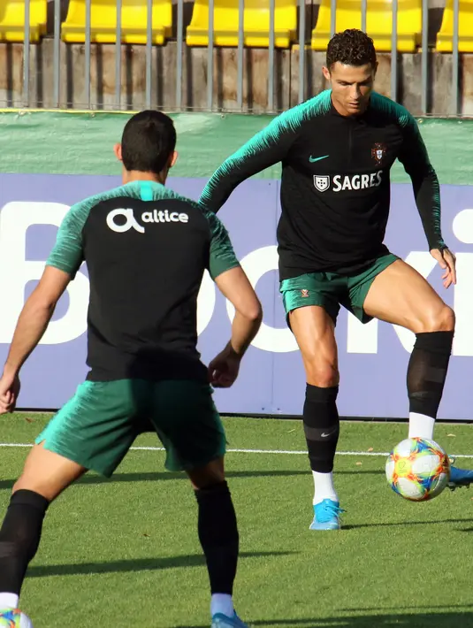 Penyerang Portugal, Cristiano Ronaldo mengontrol bola saat mengikuti latihan tim jelang menghadapi Lithuania pada Kualifikasi Euro 2020 di Vilnius, Lithuania (9/9/2019). Di grup B Portugal menempati posisi kedua dengan poin lima sedangkan Lithuania menjadi juru kunci dengan poin satu. (AFP Photo/Pet